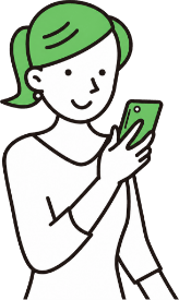 スマートフォンで注文対応を確認するスタッフ